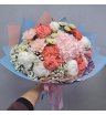 Букет с пионами, гортензией и розой кустовой