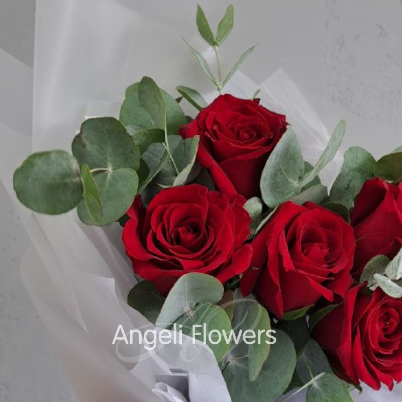 Букет 5 роз с эвкалиптом 1