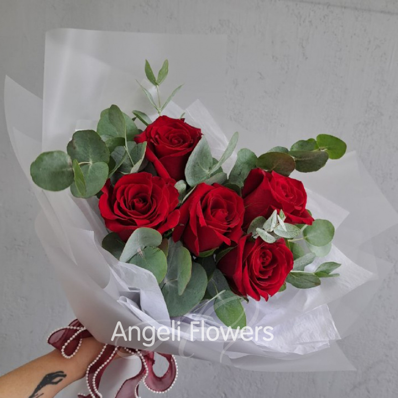 Букет 5 роз с эвкалиптом