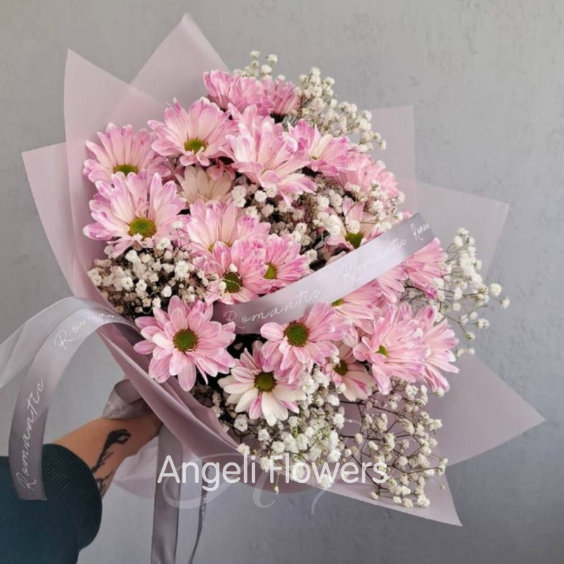 Букет розовых ромашек с гипсофилой