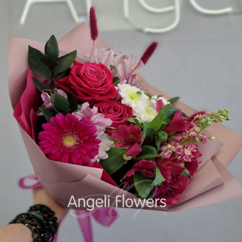 Малиновый букет с герберой